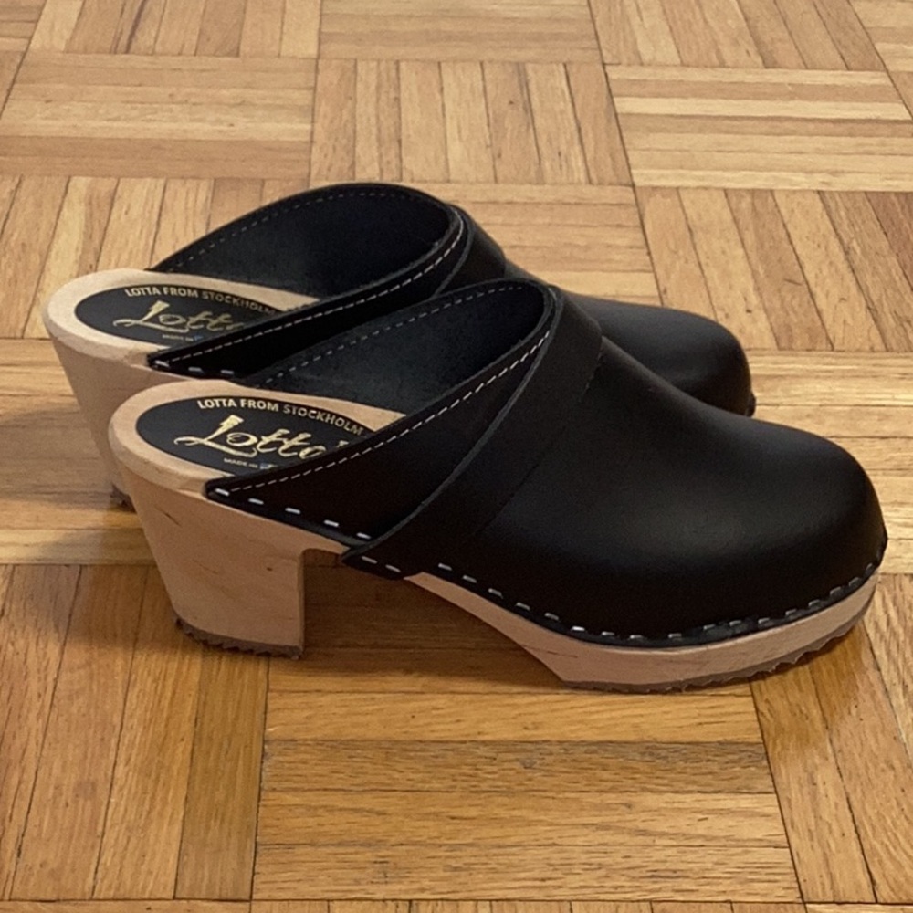 NWOT Lotta's Black Leather Clogs size 39